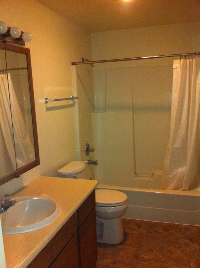Building Photo - 3 Bedroom Home In East Bremerton