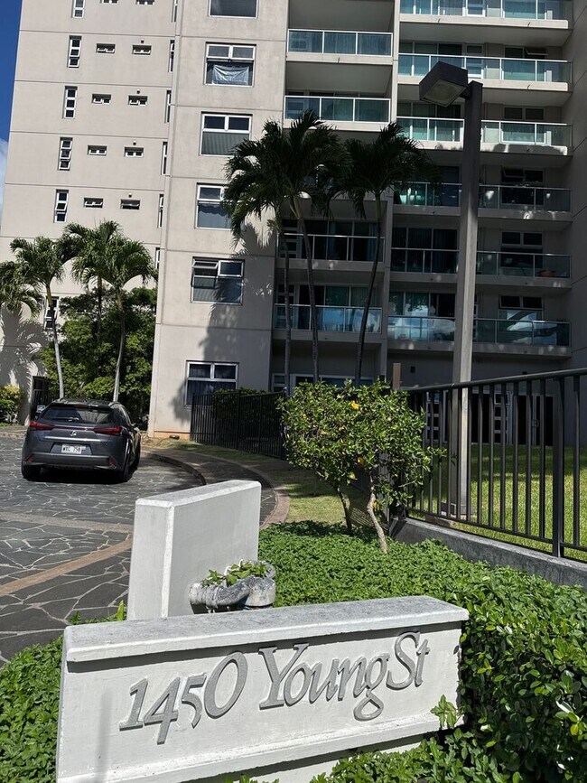 Building Photo - Conveniently located high floor 2 bedroom ...