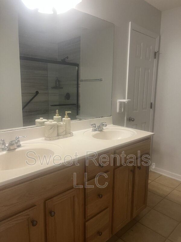 Building Photo - 343 Briarbend Rd