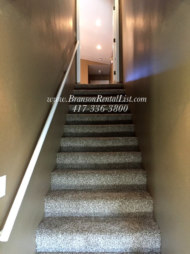 Building Photo - Large 5 Bedroom with lawn care and a commu...