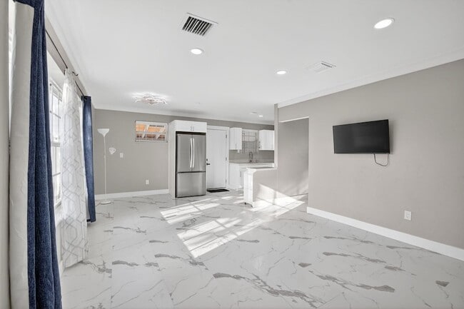 Building Photo - 108 SW 24th Ave