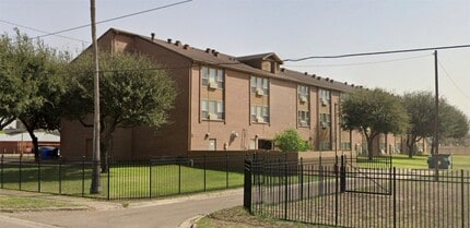 Building Photo - 900 Los Ebanos Rd