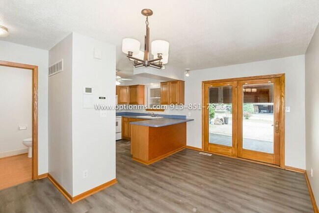 Building Photo - Towers 120- Spacious towhnhome!