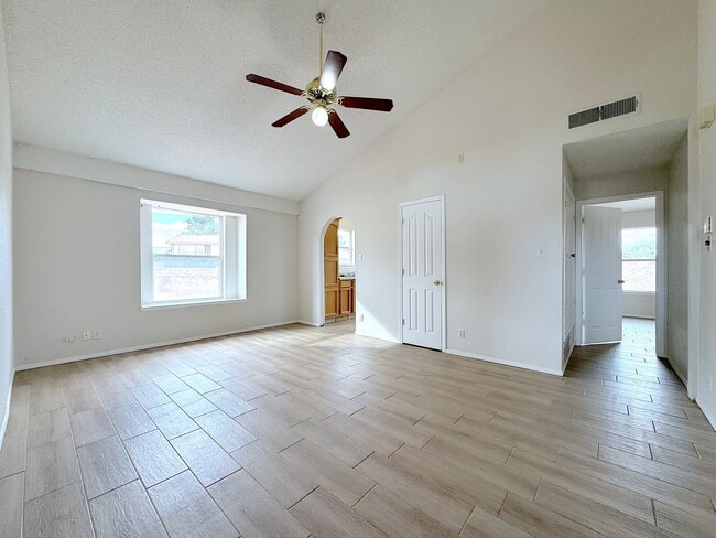 Building Photo - East El Paso 2bed/2Bath Duplex!