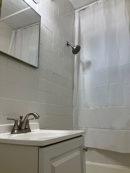 Tiled bath - 1114 20th St