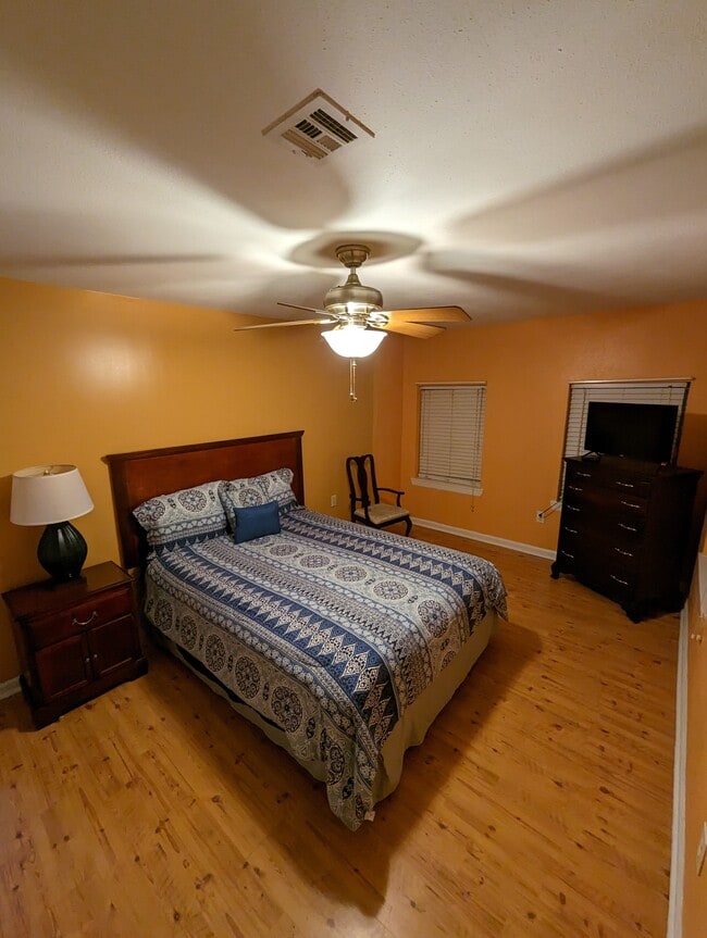 Building Photo - 6335 Franklin Ave