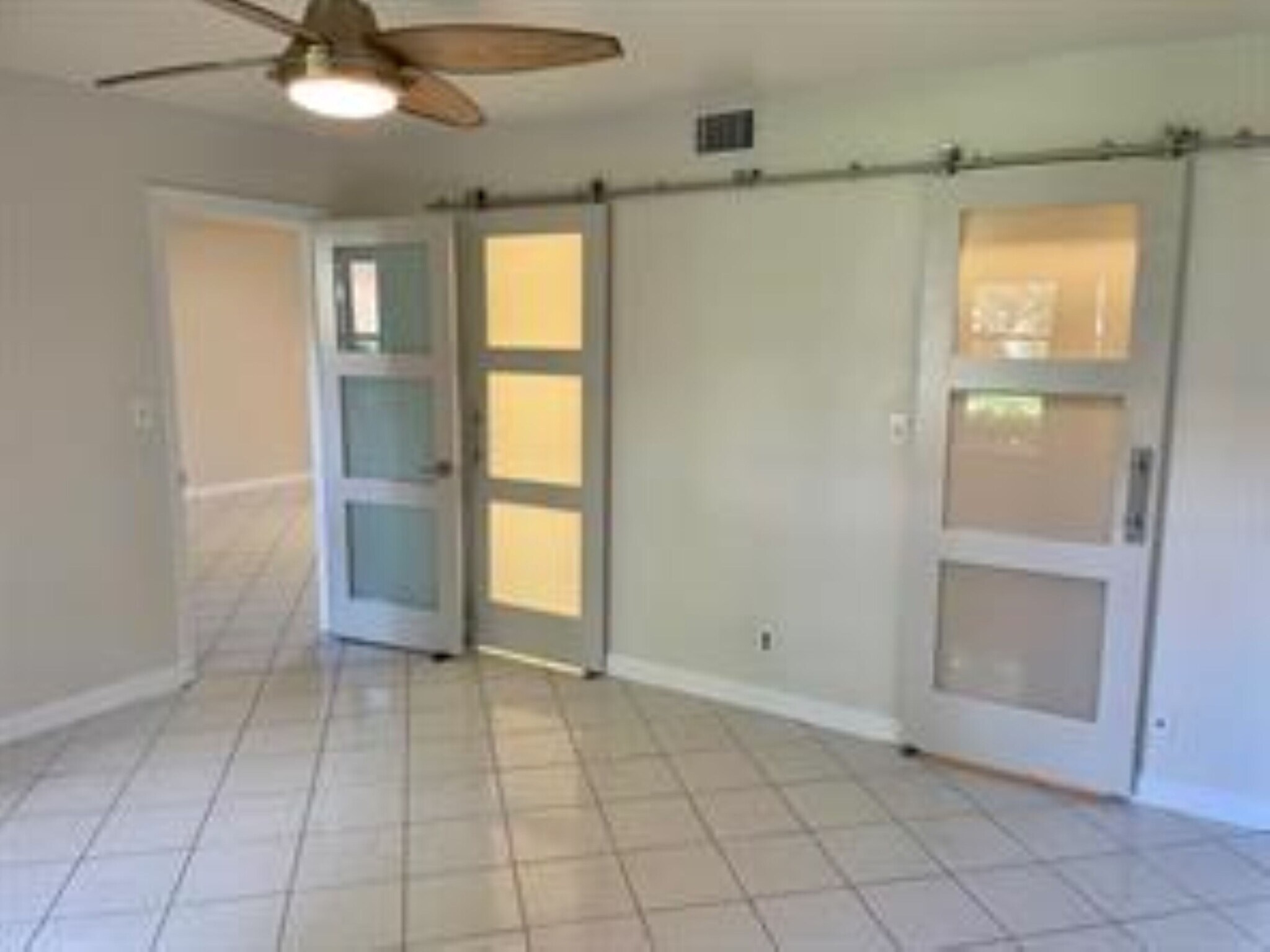 Building Photo - 140 NE 19th Ct