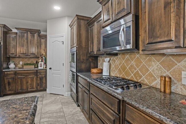 Building Photo - 5903 Sabine Dr