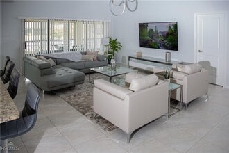 Building Photo - 503 SW 11th Ct