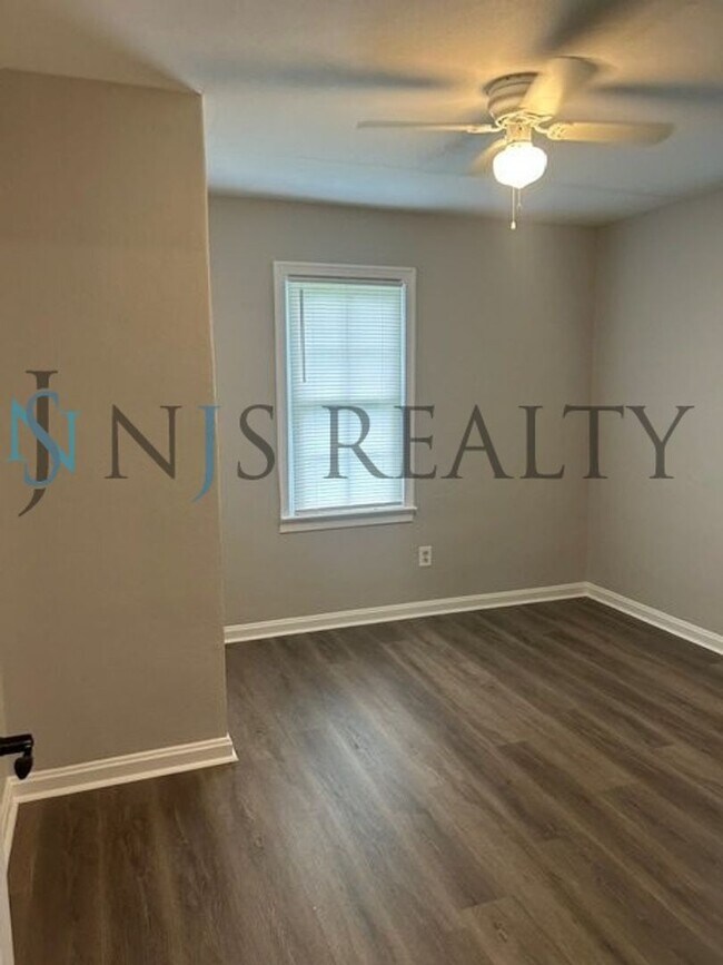 Building Photo - JUST RENOVATED! 2/1, 1180sq ft, Fully Updated Kitchen~Bath ~floors. NEW Appliances & Paint... wit...