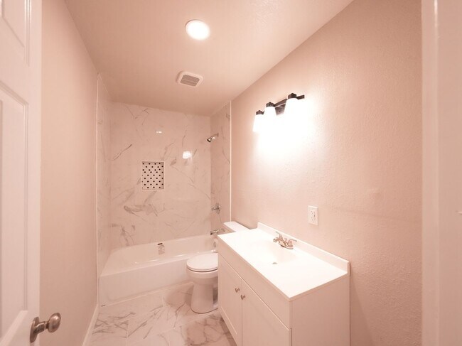 Building Photo - Tulsa 2 Bedroom Gem! Available for immedia...