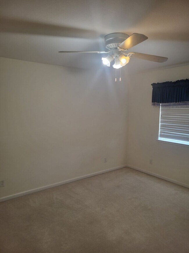 Building Photo - 5049 Pine Lake Ct