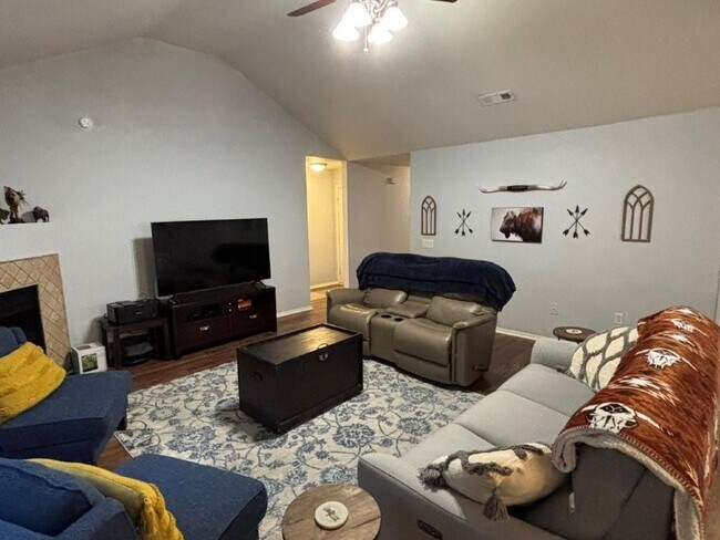 Building Photo - 6 Hart Ln