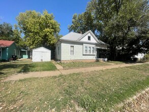 Building Photo - Charming 1.5-Story Home available for RENT...