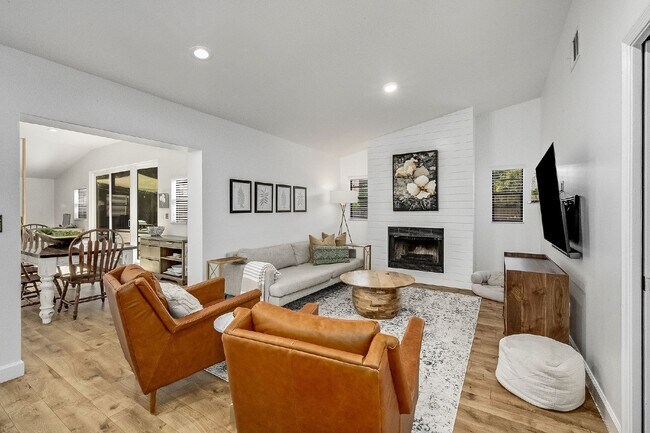 Building Photo - Beautiful pool home in Lockmar Estates