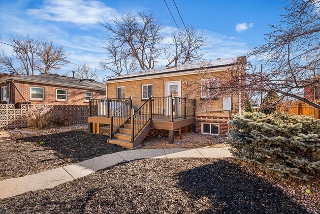Building Photo - Available NOW! 3 Bedroom 2 Bath Beautiful Home in Sunny Side!