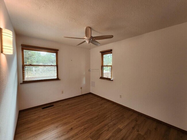 Building Photo - 246 Loma Entrada