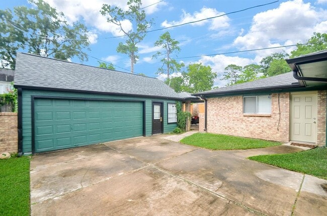 Building Photo - 4315 Fernwood Dr