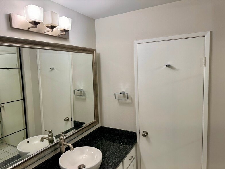 Bathroom 1 w/shower - 950 N Kings Rd