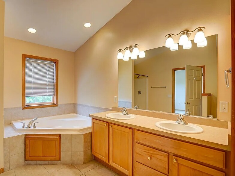 Building Photo - 1807 Carns Dr