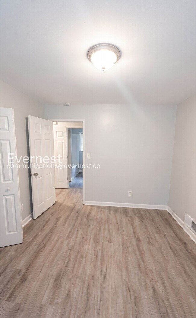 Building Photo - 3-Bed/1.5-Bath Modern Upgrades/ Pet Friendly/Available Now!