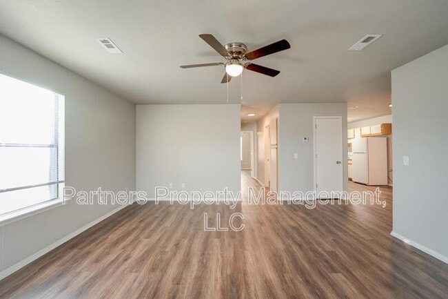 Building Photo - 5702 Sara St