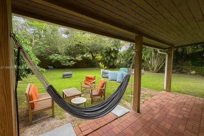 Building Photo - 1055 NE 121st St