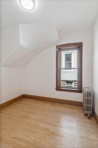 Building Photo - 4912 W Cornelia Ave