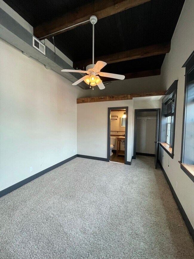 Building Photo - 1/2 off 1 month-Charming Industrial 4 Bedroom/4 Bathroom Apartment in Pigtown, MD!