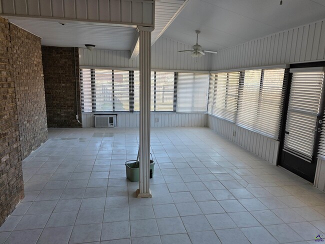 Building Photo - 604 Twelve Oaks Dr