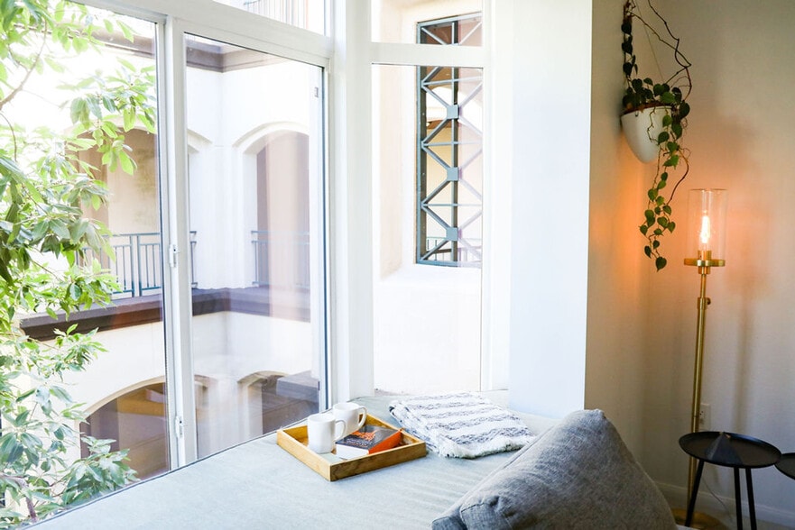 Building Photo - 2419 Fifth Ave