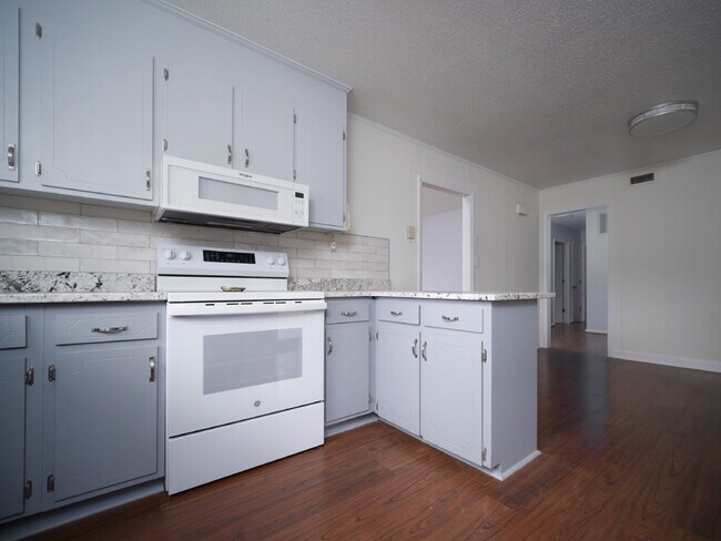 Building Photo - 102 McCall St