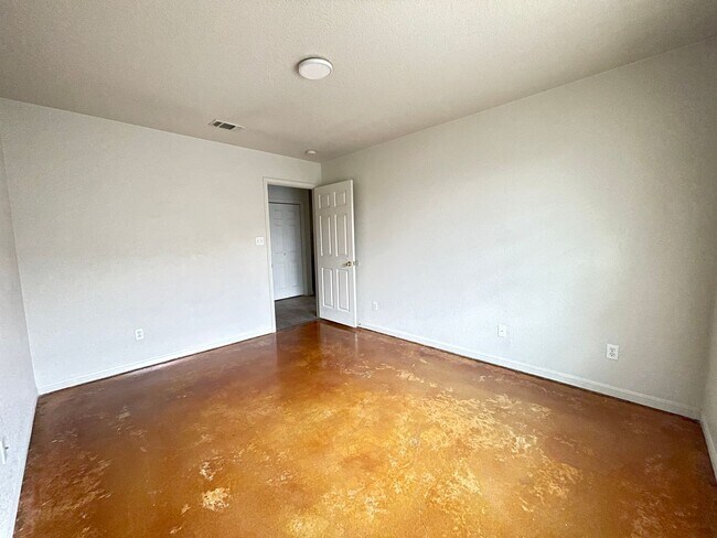 Building Photo - 2701 Vernice Loop