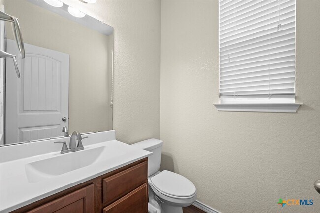 Building Photo - 220 Hinge Creek