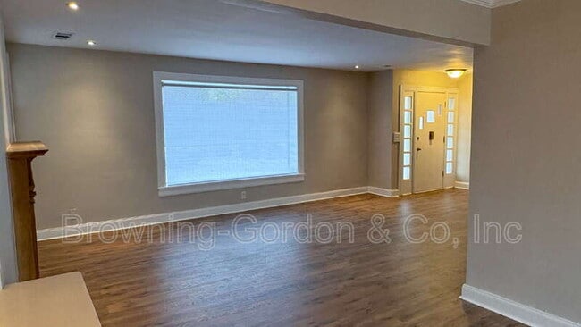 Building Photo - 328 E Thompson Ln