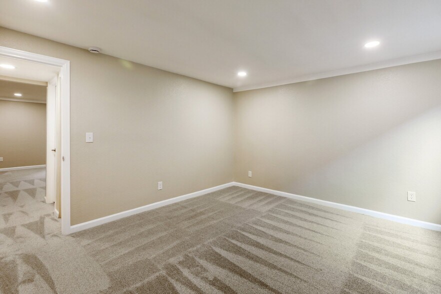 Building Photo - 392 W Rockrimmon Blvd