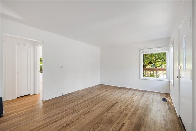 Building Photo - Sweet & Charming 2/1 Home Available Immedi...