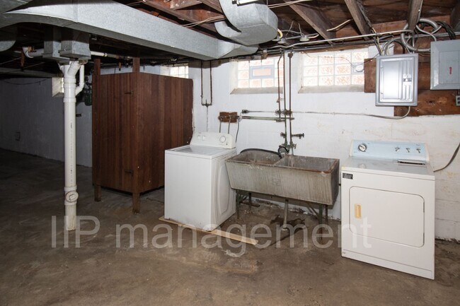 Building Photo - University Heights 4bed gorgeous 2nd Floor...