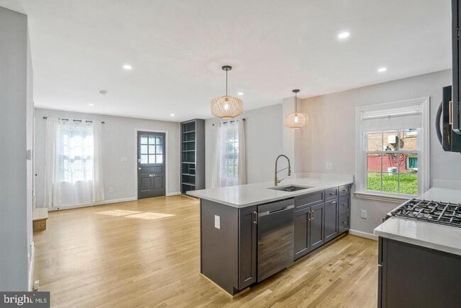 Building Photo - 5758 Biscayne Dr