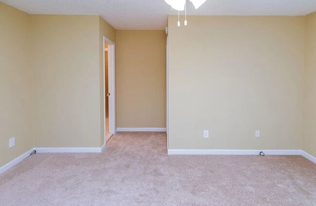 Building Photo - 2 Bed/ 2.5 Bath Townhouse