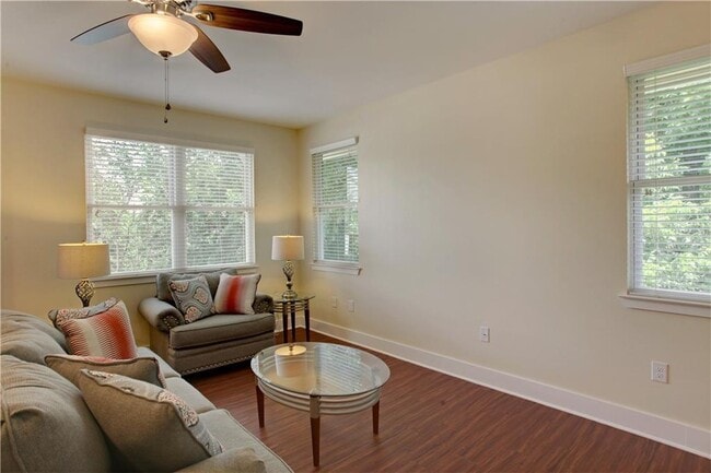Building Photo - 905 Brentwood St