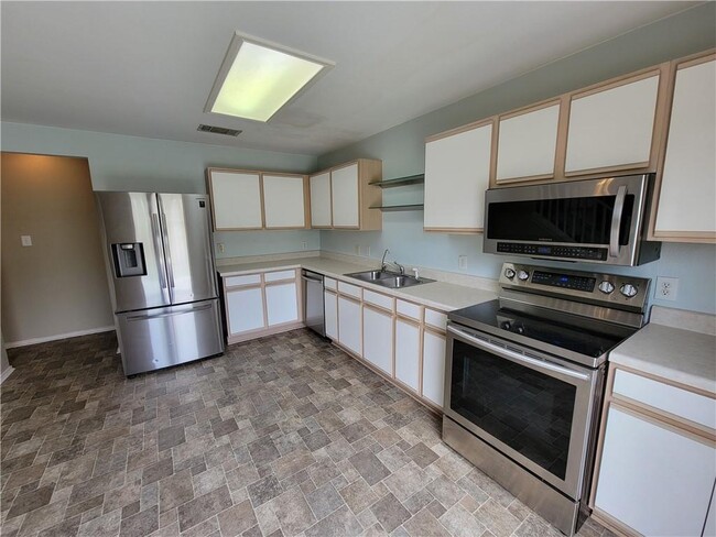 Building Photo - 1061 Canterbury Trail