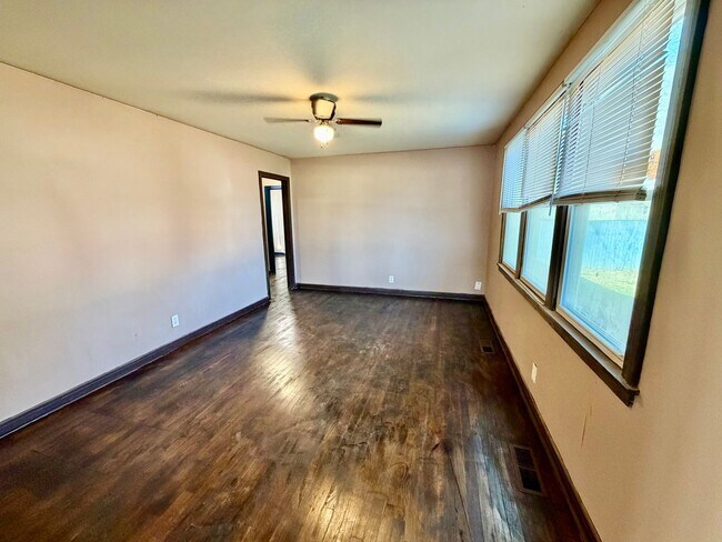 Building Photo - Central Location to Huntsville!