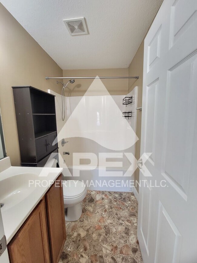 Building Photo - 2BD - 1BA Apartment off Topside Road with ...
