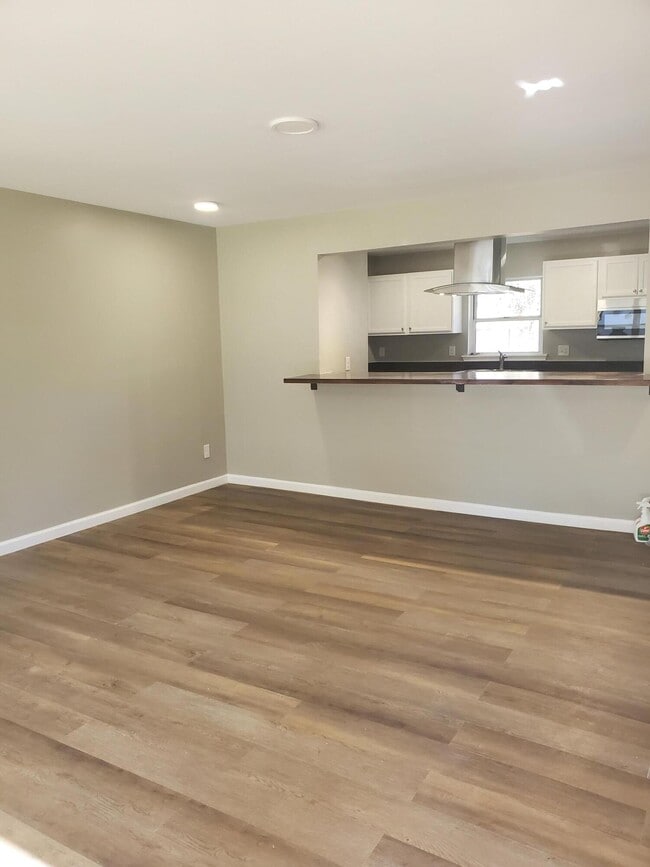 Building Photo - 3353 Tanglewood Dr