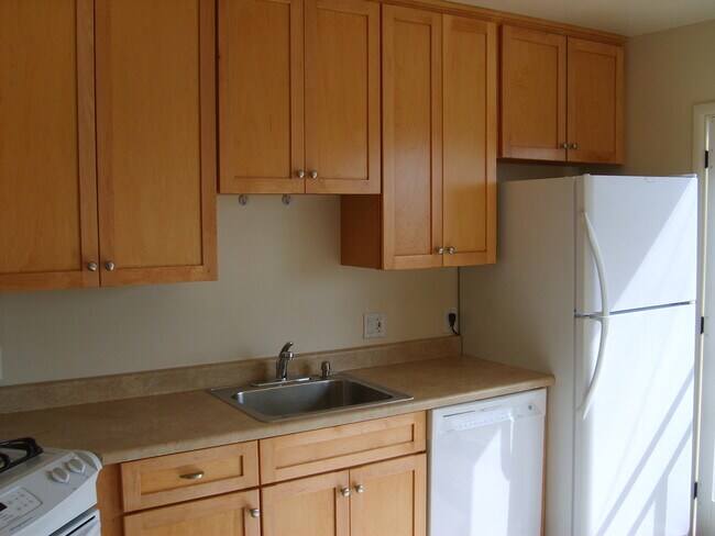 Building Photo - 4851 Iroquois Ave