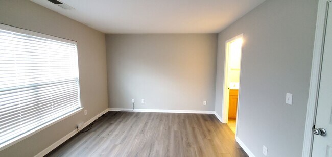Building Photo - Beautiful 3 story townhome in Charlotte, NC