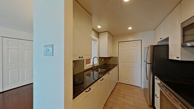 Building Photo - 25 Greentree Ln