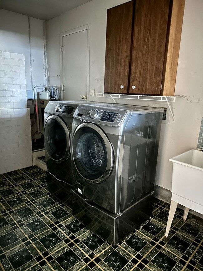 Building Photo - Beautiful Country Home! With Bonus Office/Den Room