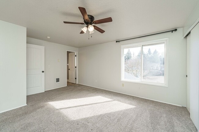 Building Photo - 4 Bedroom 2.5 Bathroom With Large Fenced B...